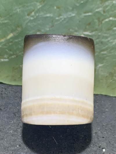 精品亚光药师玛瑙手工雕刻太阳花桶珠一颗。 精品亚光药师玛瑙手工雕刻太阳花桶珠一颗。