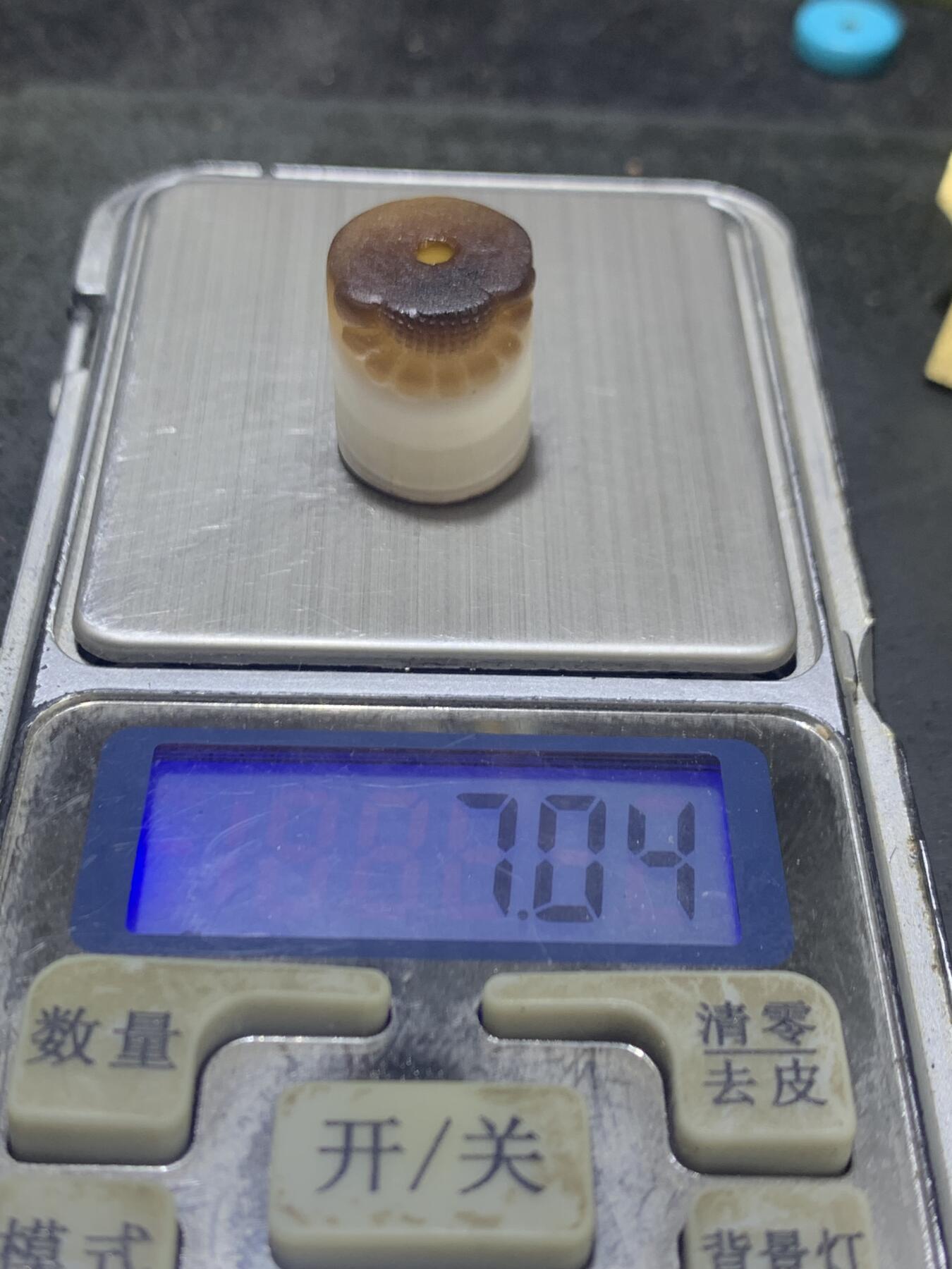 精品亚光药师玛瑙手工雕刻太阳花桶珠一颗。