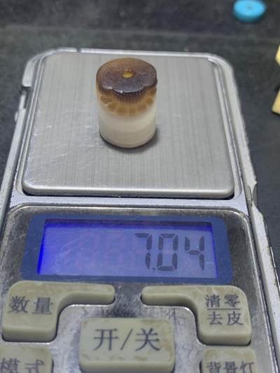 精品亚光药师玛瑙手工雕刻太阳花桶珠一颗。 精品亚光药师玛瑙手工雕刻太阳花桶珠一颗。