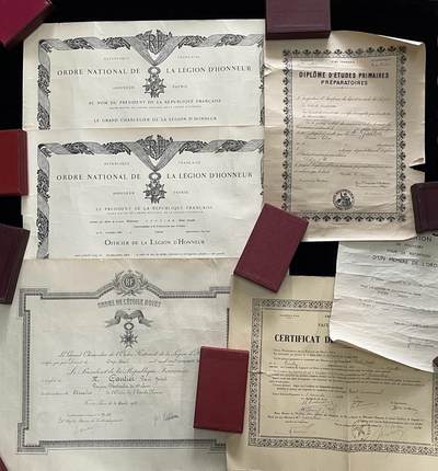 戎马世界章牌大赏第70期 - 法国勋记大套，包括法国军官级、骑士级荣誉军团勋章套证，附带授予证明，骑士级法属贝宁黑星勋章证书，艾克斯-马赛大学法学院毕业证、得主妻子的预科文凭证书，属于法国超级老兵、后勤中尉Poul Joseph，得主十七岁参与了一战，二战末再次入伍，五十年代又前往法属印度支那，1959年底戴高乐总统授予他军官级荣誉军团勋章（证书为戴高乐印签），得主档案已查见后面扫描件