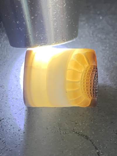 精品亚光药师玛瑙手工雕刻太阳花桶珠一颗。 精品亚光药师玛瑙手工雕刻太阳花桶珠一颗。