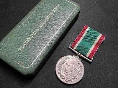 戎马世界章牌大赏第70期 - 英国妇女志愿服务奖章，带原盒，少见，截止2015年仅颁发35000枚