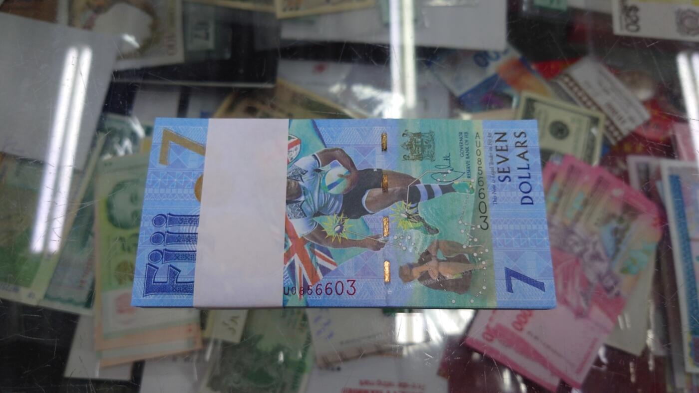 【世界钱币】精选微拍第110期暨2024年第21期  剩余杂货选购 2017年斐济7元纪念钞 全新绝品无47尾号6603