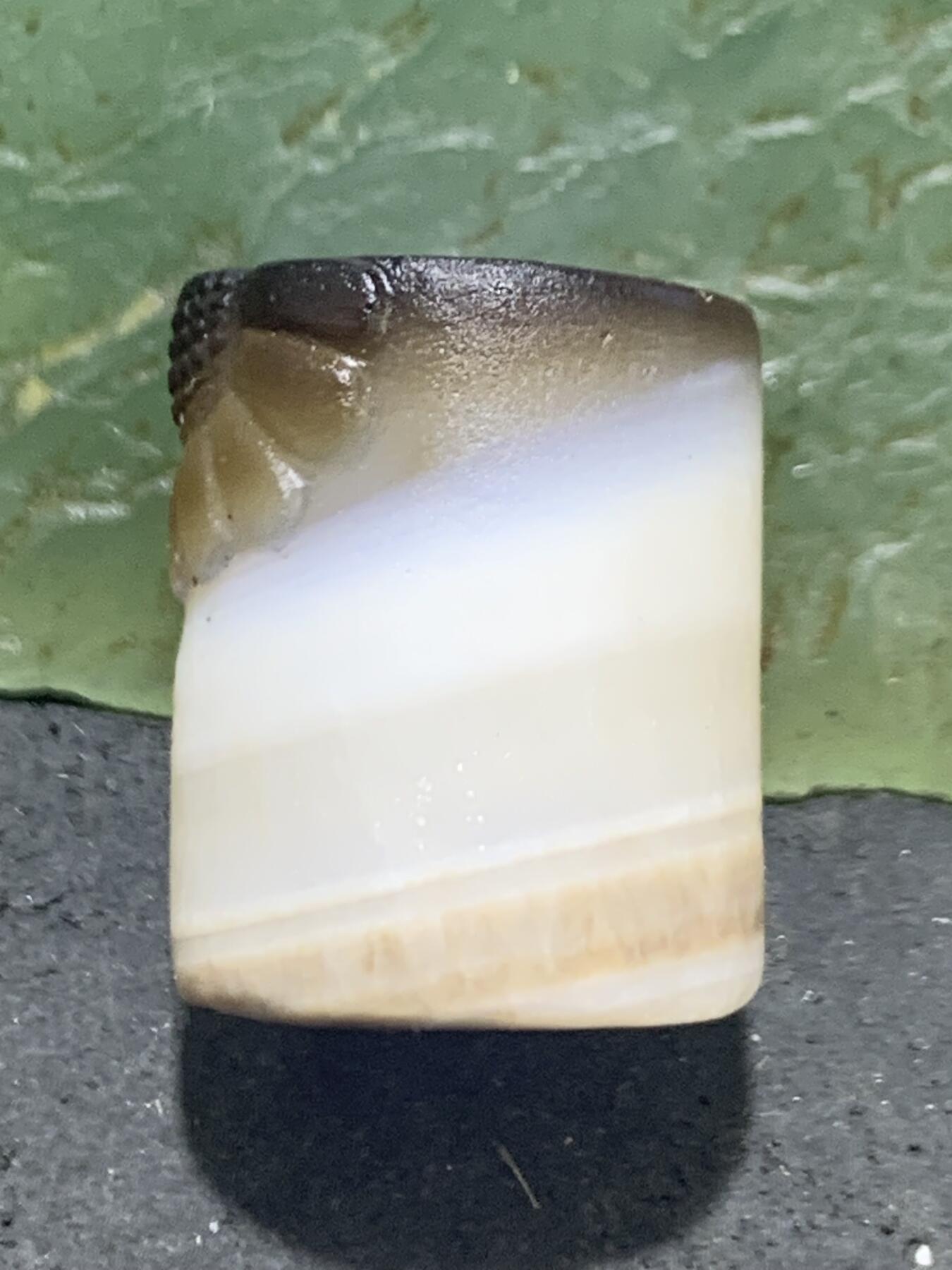 精品亚光药师玛瑙手工雕刻太阳花桶珠一颗。