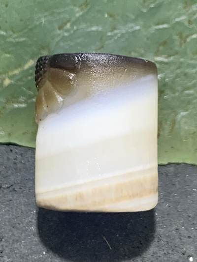 精品亚光药师玛瑙手工雕刻太阳花桶珠一颗。 精品亚光药师玛瑙手工雕刻太阳花桶珠一颗。