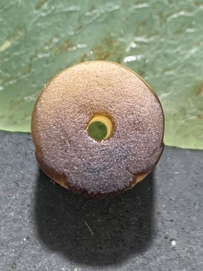 精品亚光药师玛瑙手工雕刻太阳花桶珠一颗。 精品亚光药师玛瑙手工雕刻太阳花桶珠一颗。