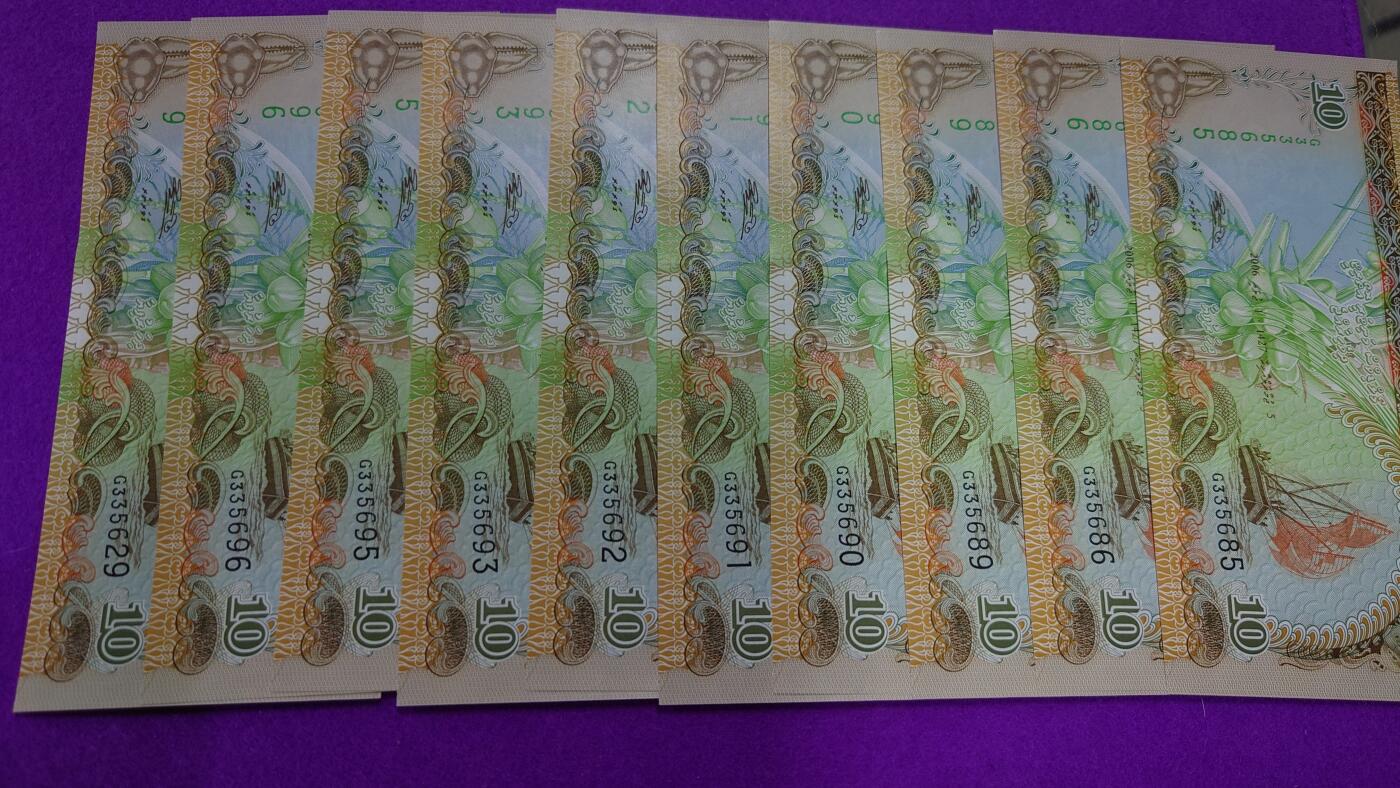 【世界钱币】精选微拍第110期暨2024年第21期  剩余杂货选购 2006年马尔代夫10拉菲亚 全新绝品如图十张为一件 全程无47