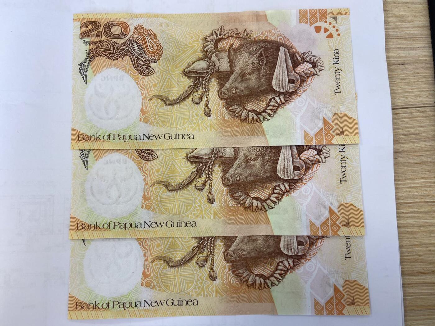 【炜奕收藏】裸钞专场第5期 【BPNG5235579/5235581/5235582】巴布亚新几内亚早期20基纳纸币3张，UNC品相