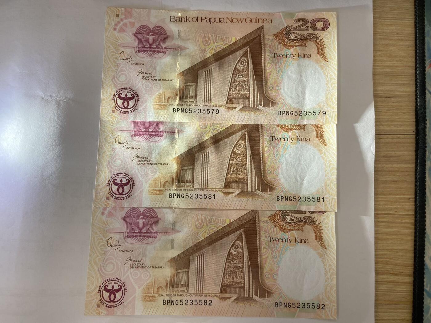 【炜奕收藏】裸钞专场第5期 【BPNG5235579/5235581/5235582】巴布亚新几内亚早期20基纳纸币3张，UNC品相