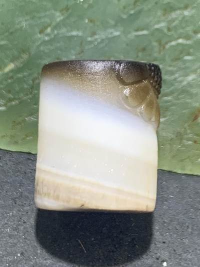 精品亚光药师玛瑙手工雕刻太阳花桶珠一颗。 精品亚光药师玛瑙手工雕刻太阳花桶珠一颗。