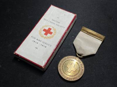 戎马世界章牌大赏第70期 - 英国红十字会奖章，带原盒，第一次世界大战期间因战争服务授予