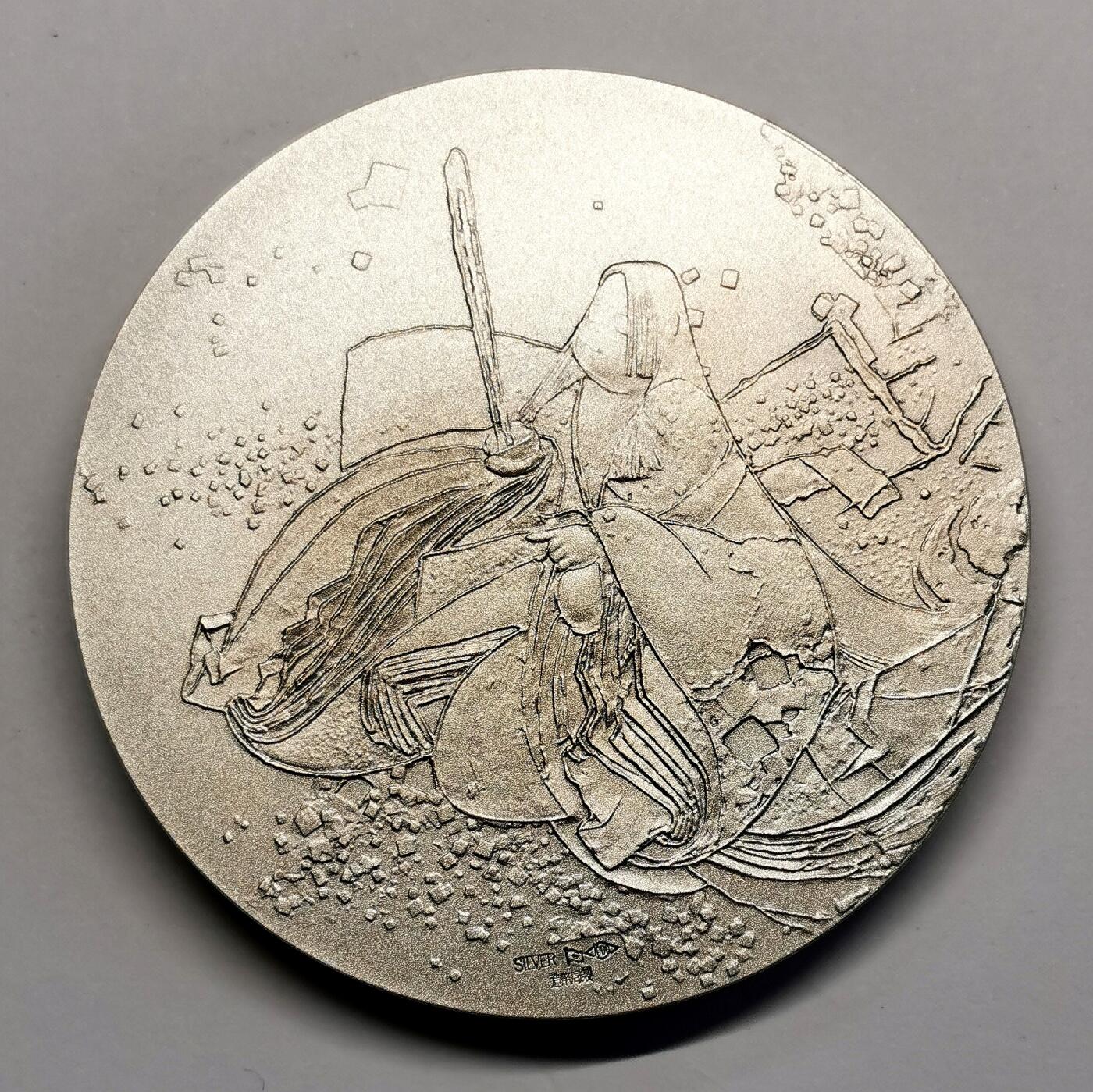 凡希社世界钱币微拍第二百七十一期 2009日本国宝章牌严岛神社大型银章，60mm，160g，完美品相。严岛神社是一座创建于593年前后，位于日本广岛县廿日市境内严岛上的一座神社，主要祭奉的日本古传说中的三位海洋女神（宗像三女神）。。