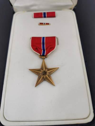 老王徽章第四十二期 - 美国二战铜星勋章   带证书、章盒略齐全，带两封授勋信函、国防部原封纸筒，授予二战时期美国医疗兵，下士，1945年获得