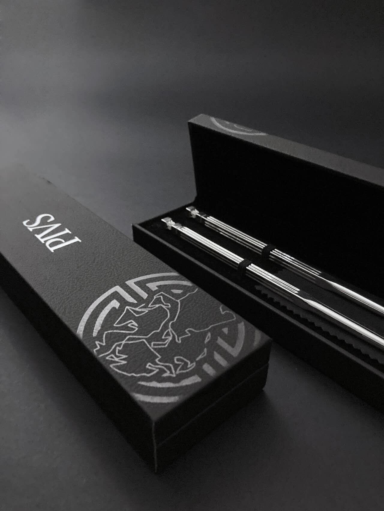 盛世勋华——号角文化勋章邮票专场拍卖第299期 号角和她的朋友们 来自塞尔维亚的品牌PIVS品牌，总重52克， 999纯银筷子，银价1100+。带证书，限量发行，编号081，带原盒