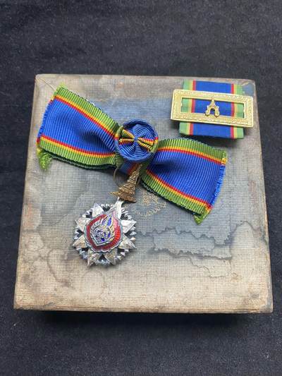 盛世勋华——号角文化勋章邮票专场拍卖第184期 - 泰王国早期珠宝商定制版女版军官级王冠勋章 带定制勋略 少见私人珠宝商定制版 银镀金 背打标 早期木盒版非后期绒布版 带原盒