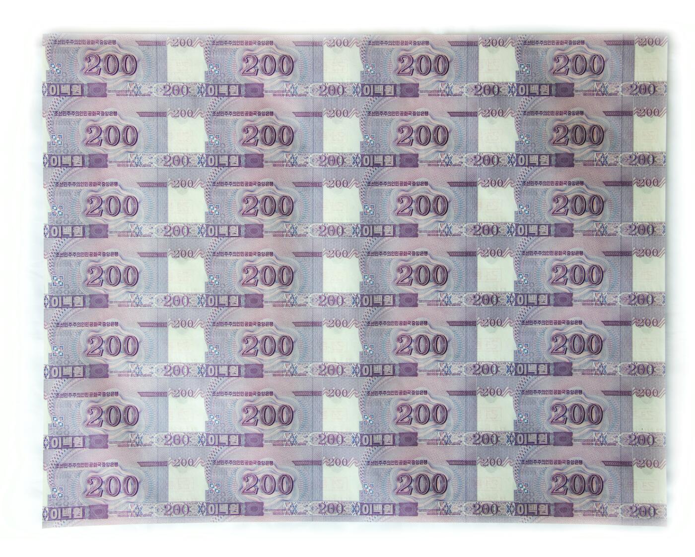 裱糊匠第一期拍卖 ＾＿＾ 朝鲜 2008年 第五版纸币 200Won 样票 28联体整版钞