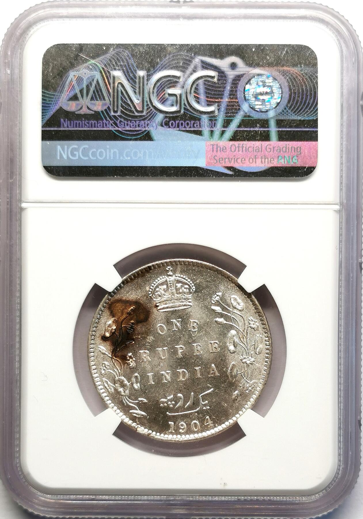 凡希社世界钱币微拍第二百七十一期 1904B英属印度爱七卢比NGC-MS63，背面七点方位有一模具缺陷。