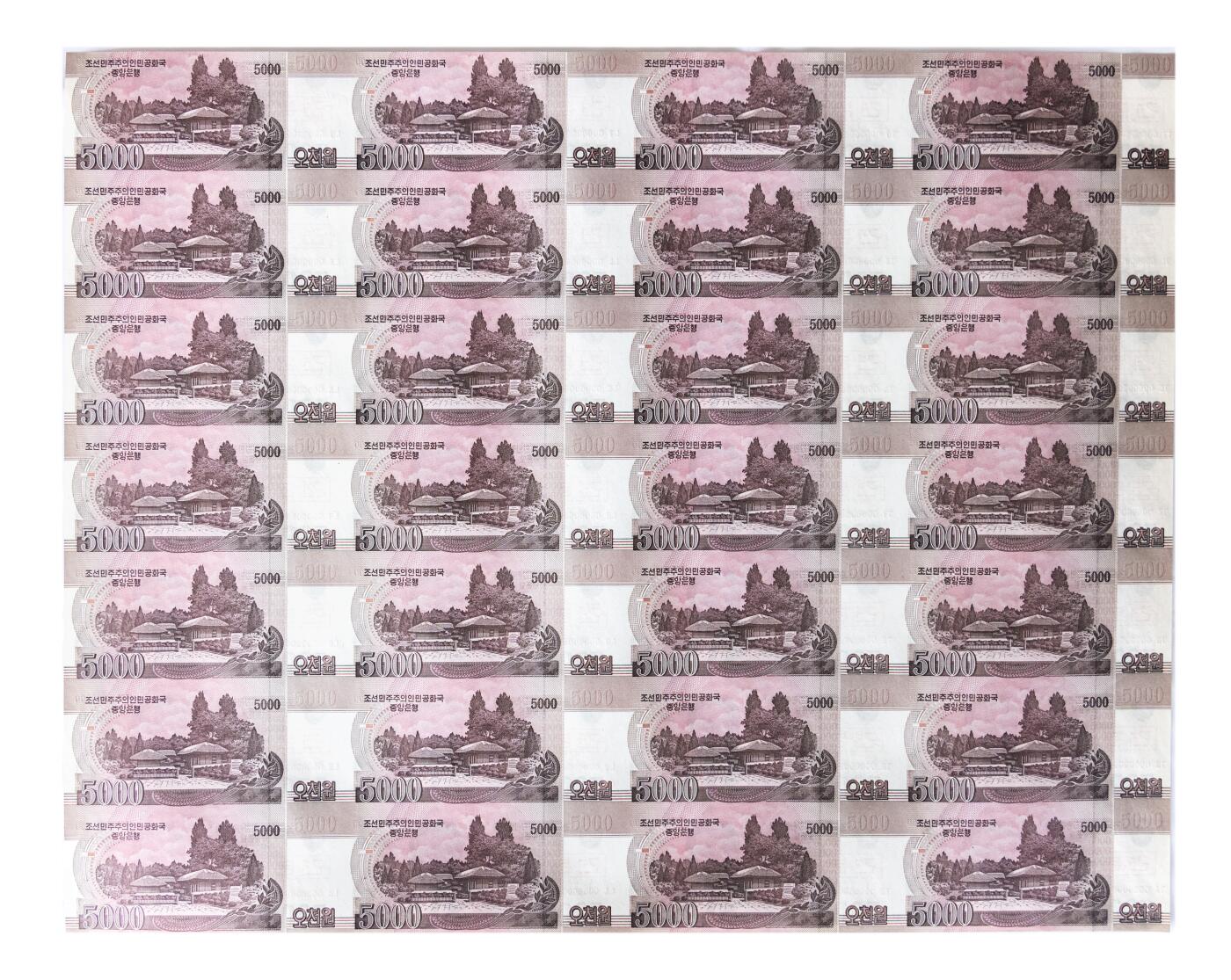 裱糊匠第一期拍卖 ＾＿＾ 朝鲜 2008年 第五版纸币 5000Won 样票 28联体整版钞