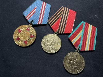 戎马世界章牌大赏第70期 - 苏联奖章一组，包括建军50周年、70周年纪念奖章与卫国战争胜利50周年纪念奖章