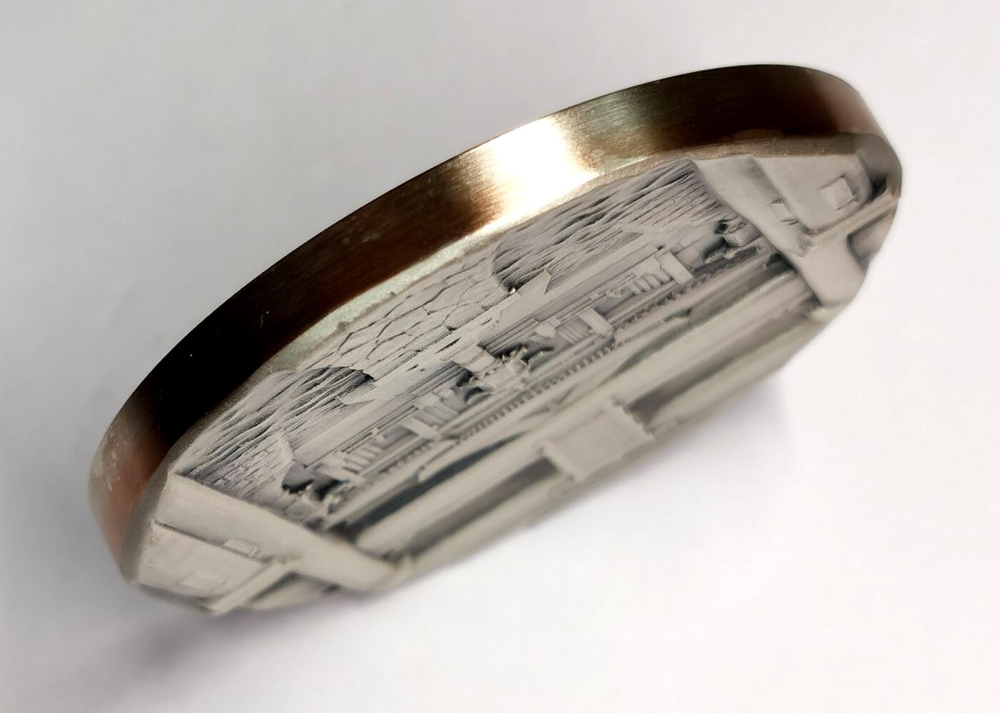 凡希社世界钱币微拍第二百七十一期 2009日本国宝章牌严岛神社大型银章，60mm，160g，完美品相。严岛神社是一座创建于593年前后，位于日本广岛县廿日市境内严岛上的一座神社，主要祭奉的日本古传说中的三位海洋女神（宗像三女神）。。