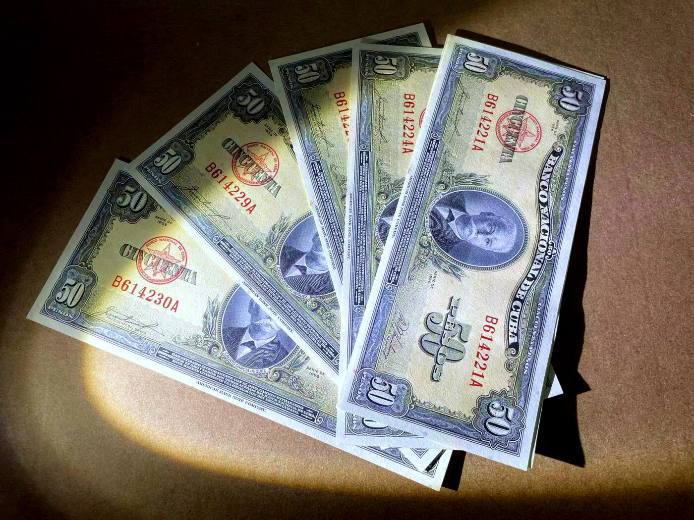 【Blue Auction】✨世界纸币精拍第485期【精】   【一组10张连号 含222豹子号】古巴 1958年50比索 UNC-  