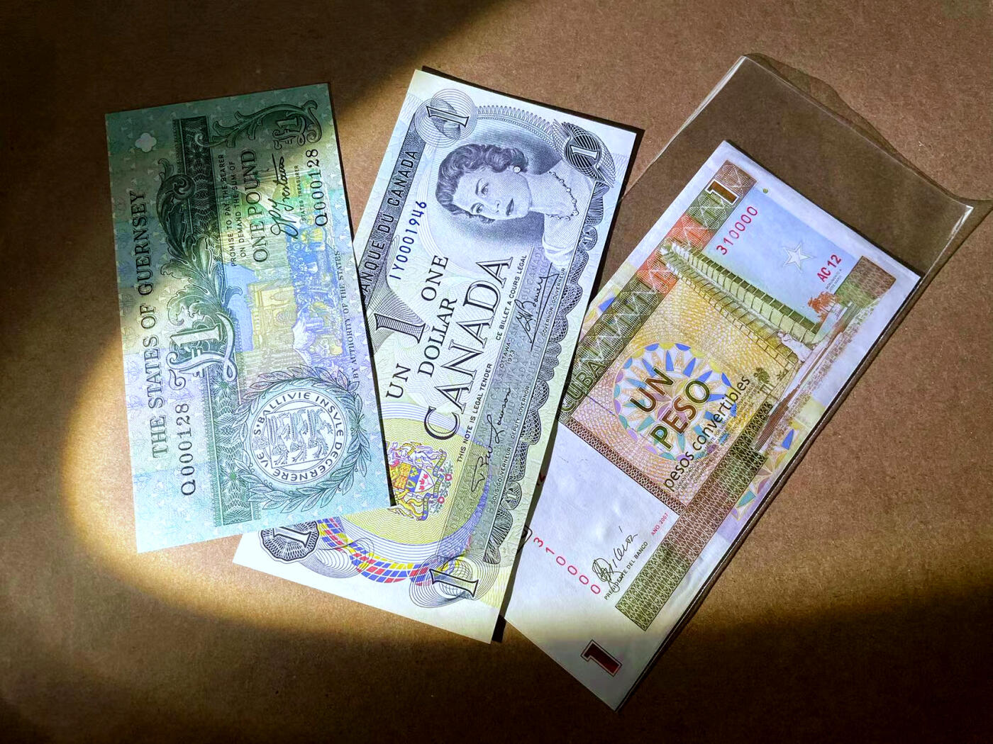 【Blue Auction】✨世界纸币精拍第485期【精】  【一组3张】古巴 1比索 31万号靓号、加拿大 1973年1元&根西 1镑 128小号 全新UNC