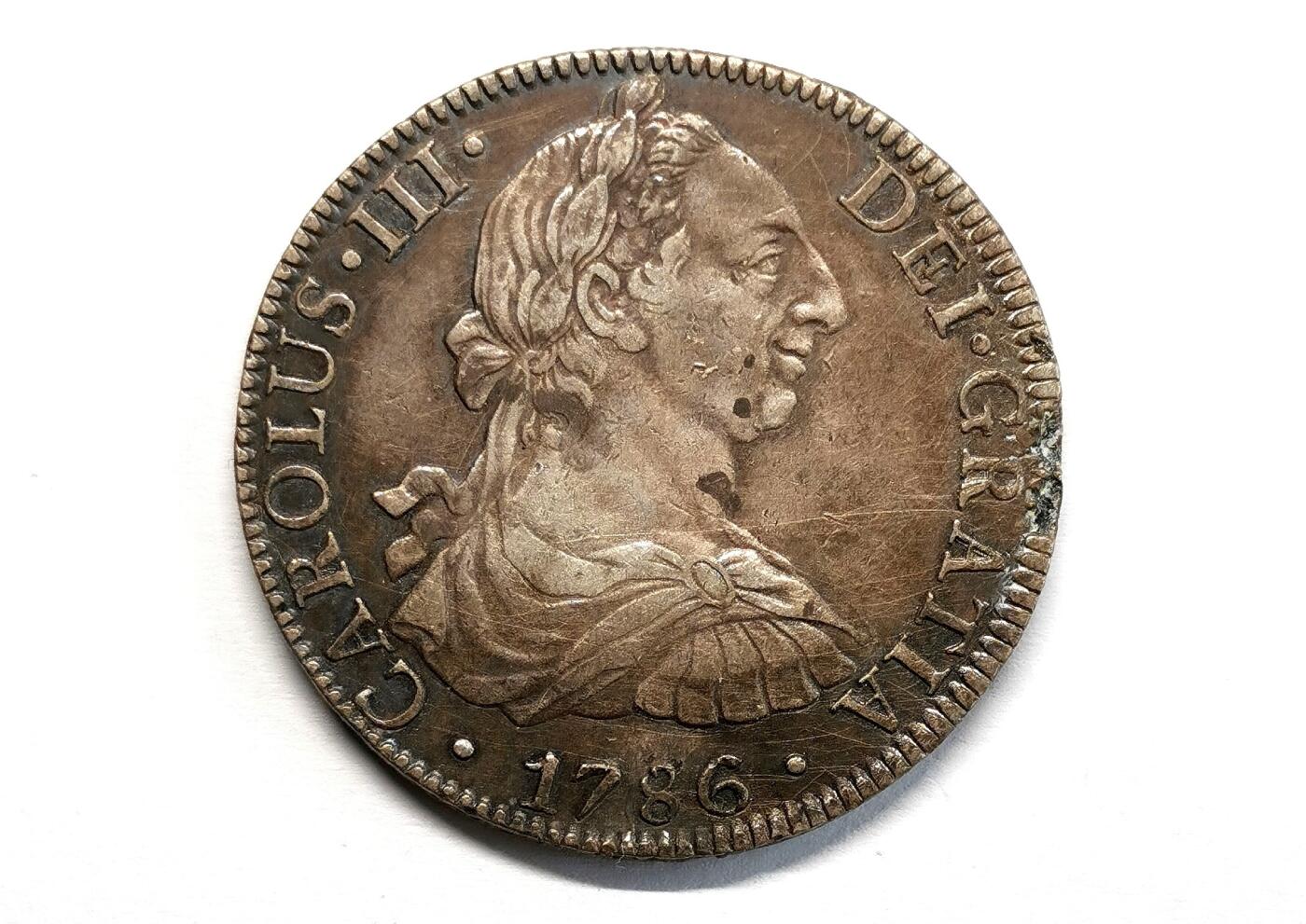 凡希社世界钱币微拍第二百七十一期 1786墨西哥卡三双柱 原味细节好，正面三点方位边缘有缺肉。