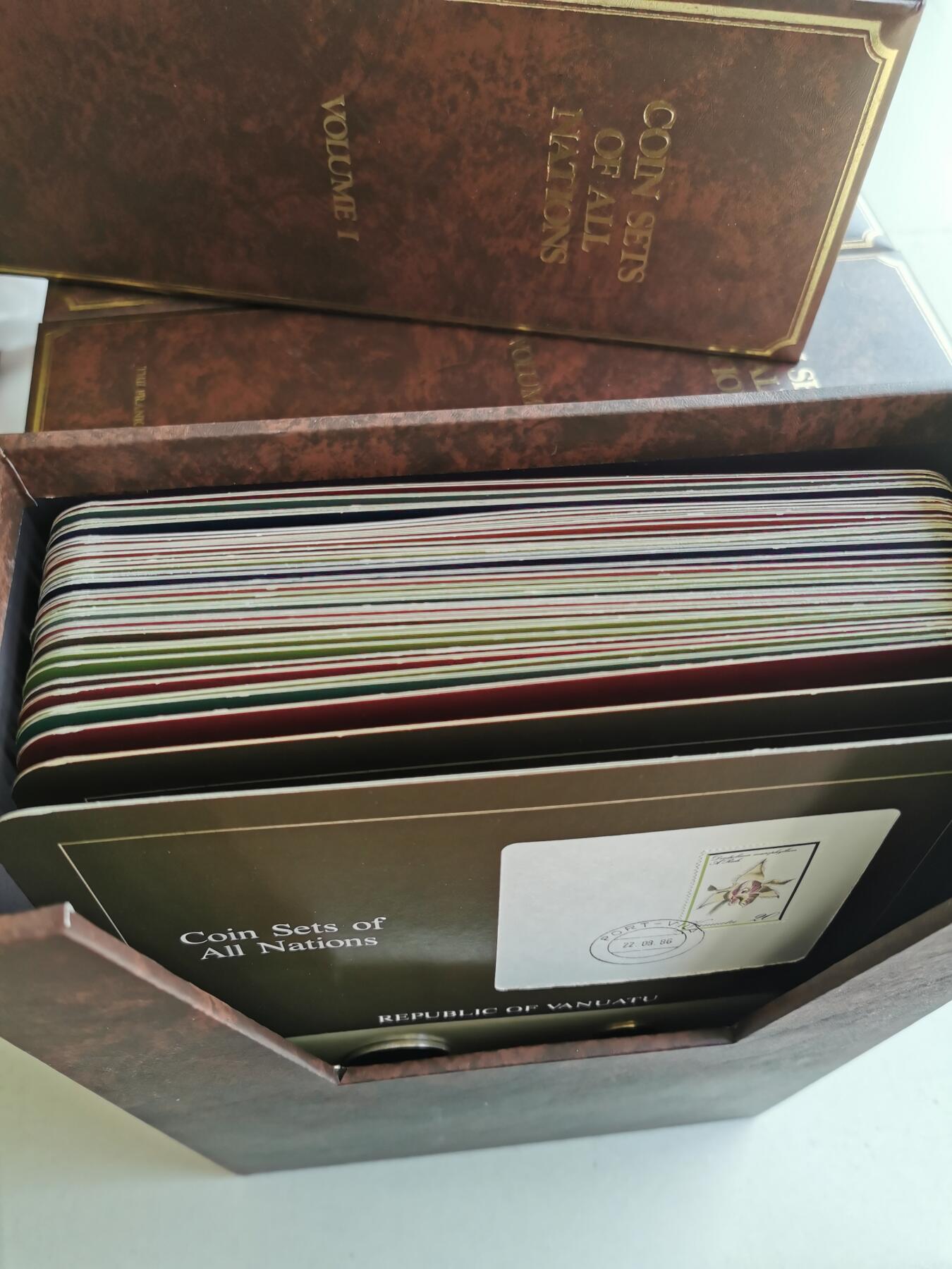 凡希社世界钱币微拍第二百七十一期 富兰克林造币厂官方豪华版套币五册，158个不同国家附介绍，外盒烫金完整，保存状态一流！