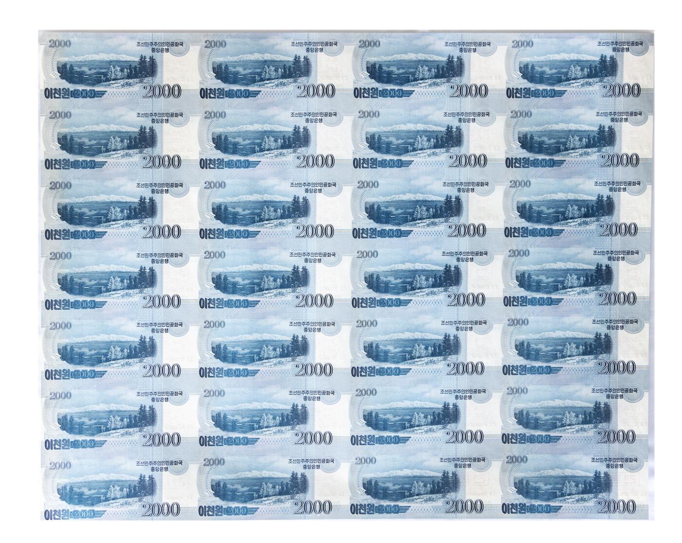 裱糊匠第一期拍卖 ＾＿＾ 朝鲜 2008年 第五版纸币 2000Won 样票 28联体整版钞