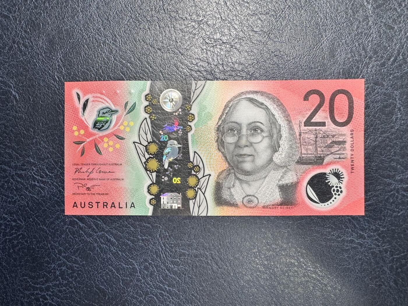 收藏联盟Quantum Auction 第350期拍卖  澳大利亚2019年20元 品相全新UNC 首发AA冠 水印处擦痕为正常工艺 “皇家飞行医生服务”组织创始人 牧师 约翰.弗林