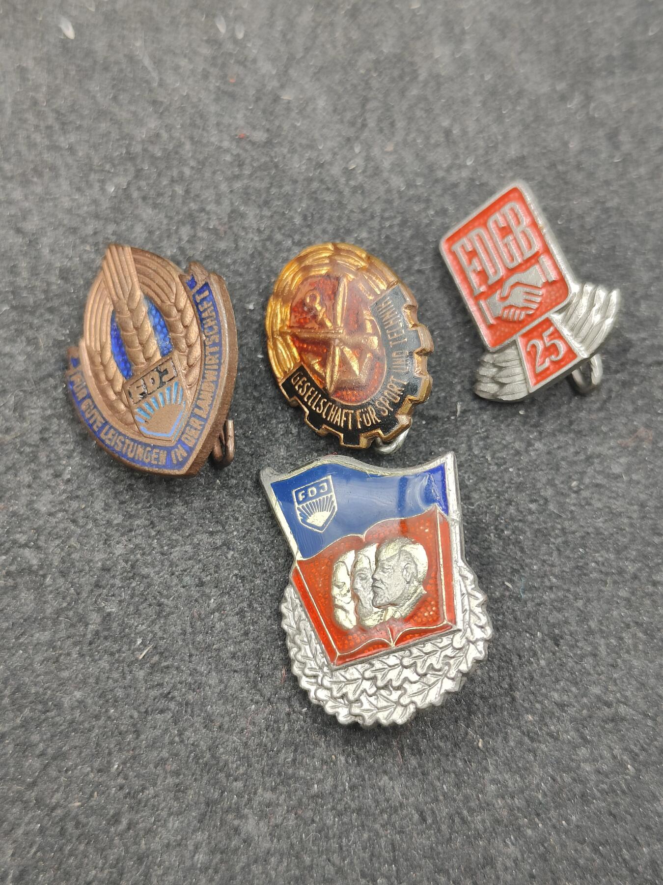 全场0元起拍 第162期 咸鱼国勋章拍卖专场 6月5日（周三）下午6：00开始 东德徽章四个