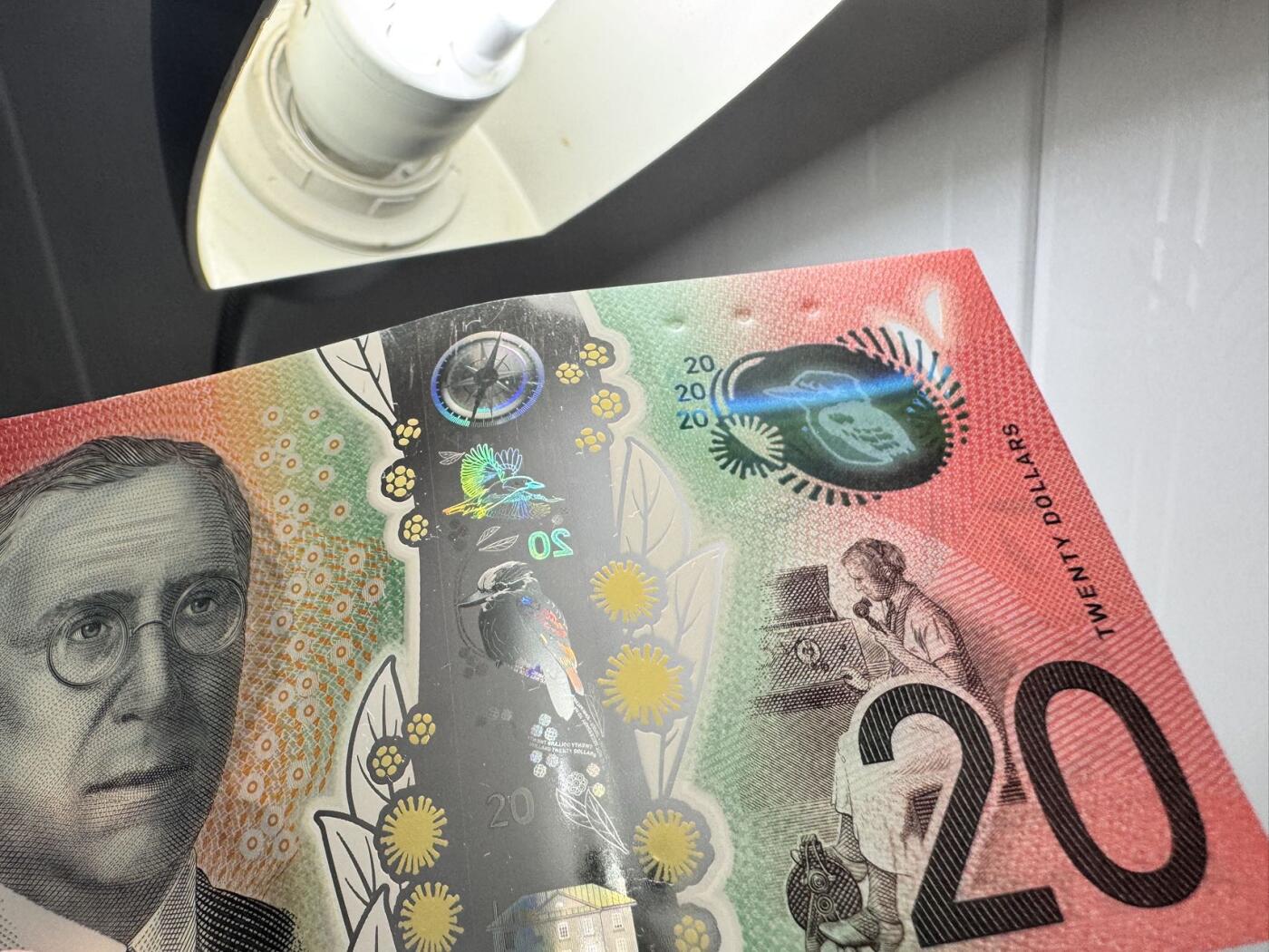 收藏联盟Quantum Auction 第350期拍卖  澳大利亚2019年20元 品相全新UNC 首发AA冠 水印处擦痕为正常工艺 “皇家飞行医生服务”组织创始人 牧师 约翰.弗林