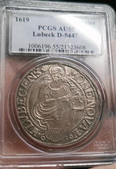 凡希社世界钱币微拍第二百七十一期 荐！1619汉萨同盟帝国自由市吕贝克泰勒大银PCGS-AU55，淡金五彩，压印细节优良，气韵典雅古朴！正面的羊羔图案象征贸易与财富，从十二世纪到十六世纪，作为同盟首府的吕贝克曾是北欧最重要的商业中心。