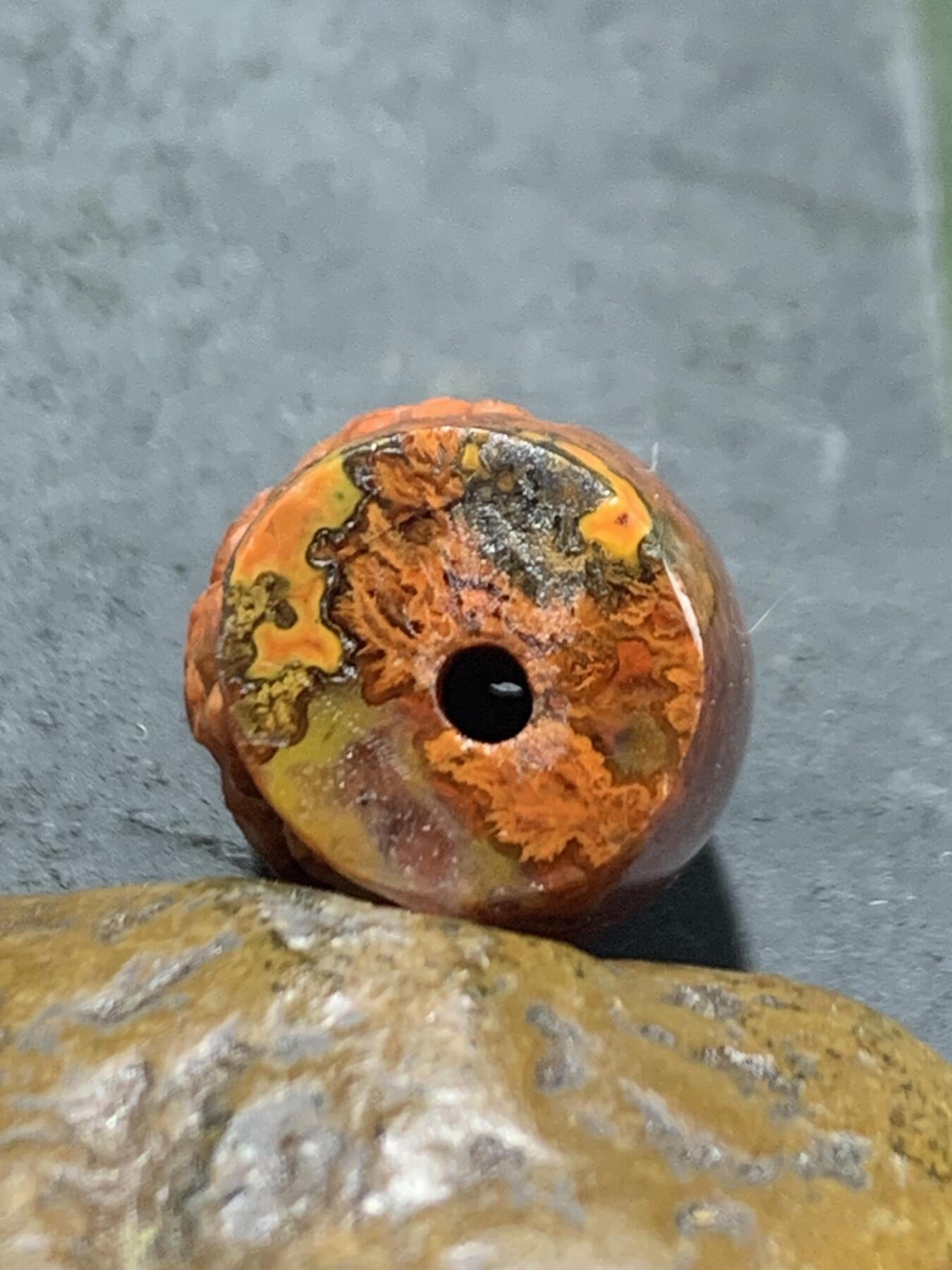 精美亚光草花纹战国红玛瑙手工雕刻富贵牡丹随形桶珠一个，