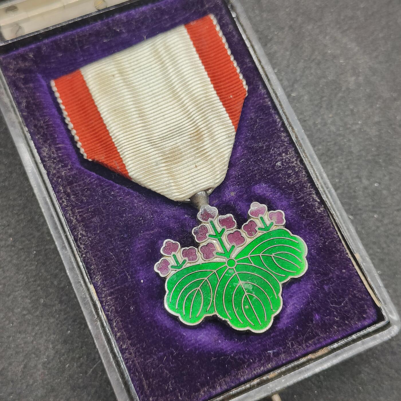 全场0元起拍 第162期 咸鱼国勋章拍卖专场 6月5日（周三）下午6：00开始 美品 日本明治时期七等青叶章 银制 八等盒