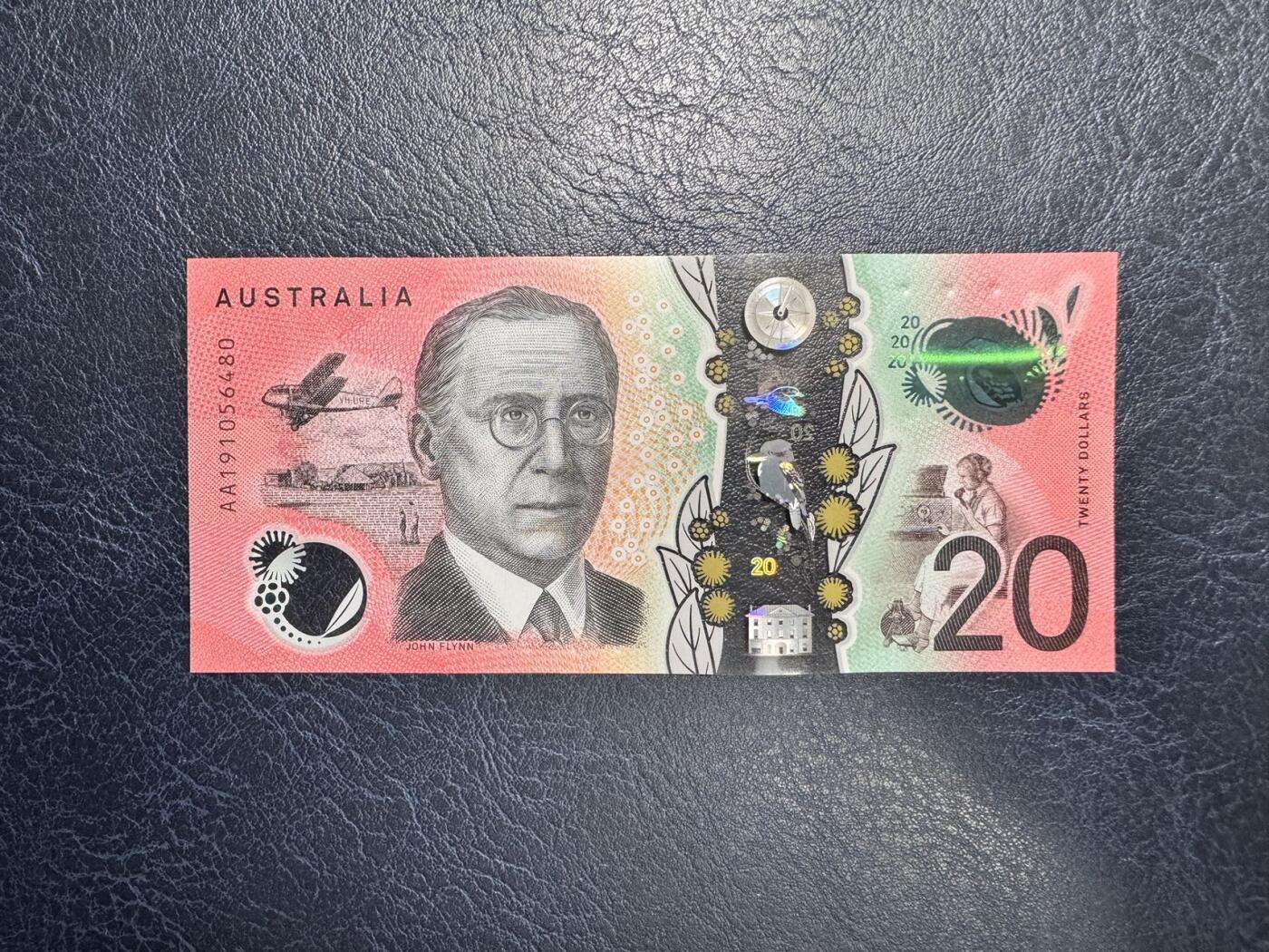 收藏联盟Quantum Auction 第350期拍卖  澳大利亚2019年20元 品相全新UNC 首发AA冠 水印处擦痕为正常工艺 “皇家飞行医生服务”组织创始人 牧师 约翰.弗林