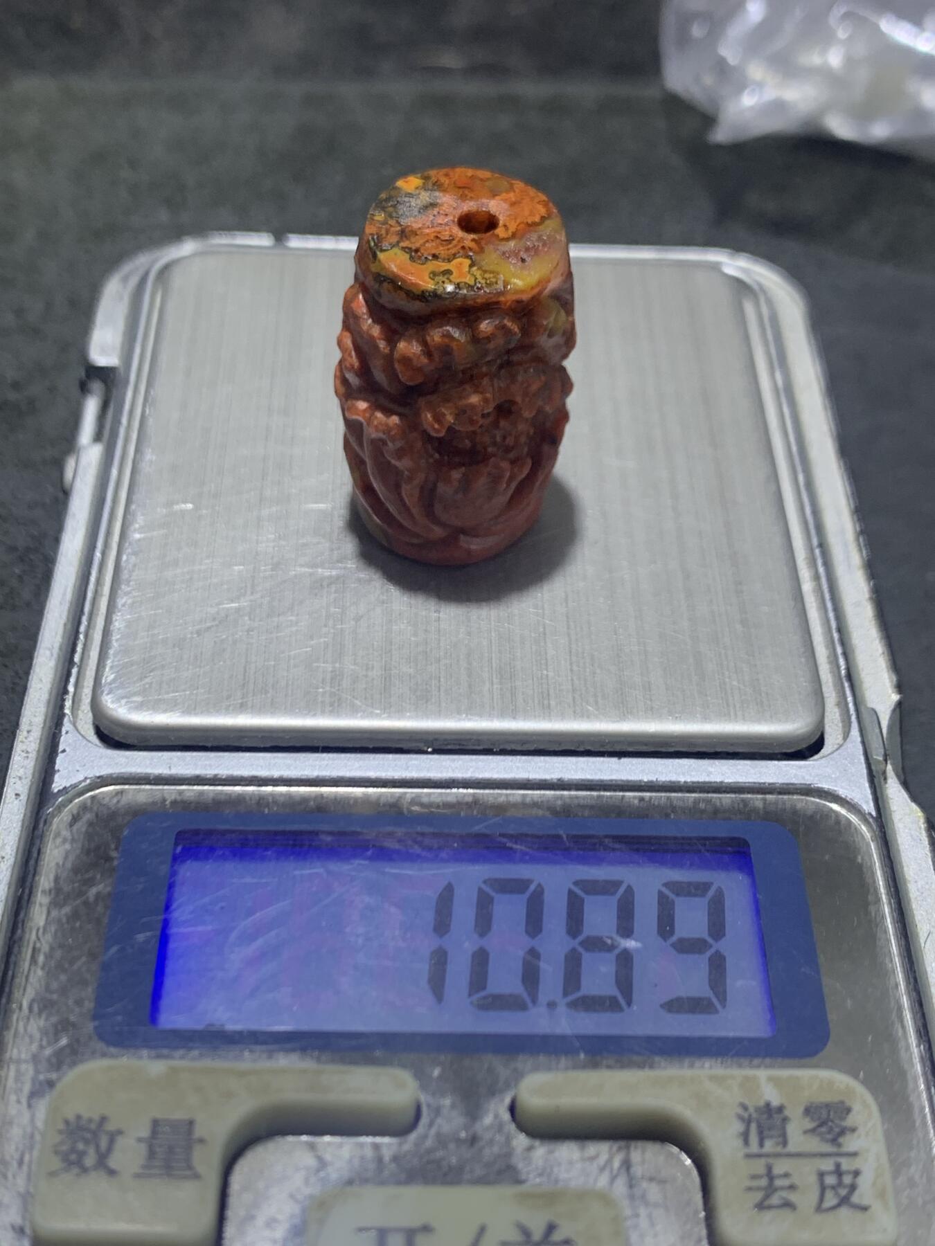 精美亚光草花纹战国红玛瑙手工雕刻富贵牡丹随形桶珠一个，