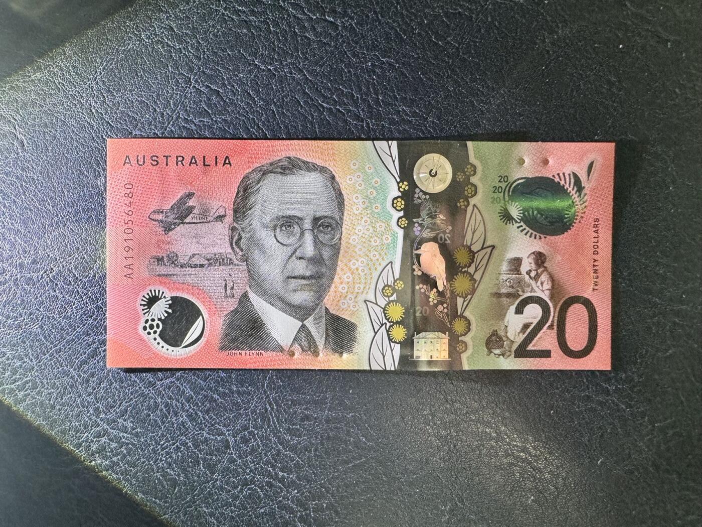 收藏联盟Quantum Auction 第350期拍卖  澳大利亚2019年20元 品相全新UNC 首发AA冠 水印处擦痕为正常工艺 “皇家飞行医生服务”组织创始人 牧师 约翰.弗林