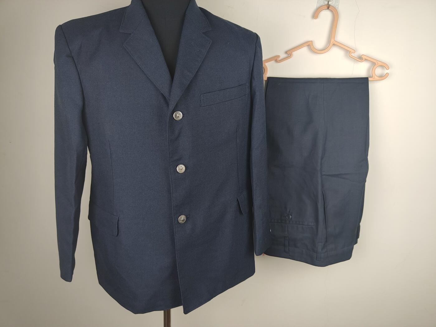 全场0元起拍 第162期 咸鱼国勋章拍卖专场 6月5日（周三）下午6：00开始 日本国铁制服一套 胸围105 肩宽45 衣长72 袖长57 腰围86 裤长100 夏服裤子