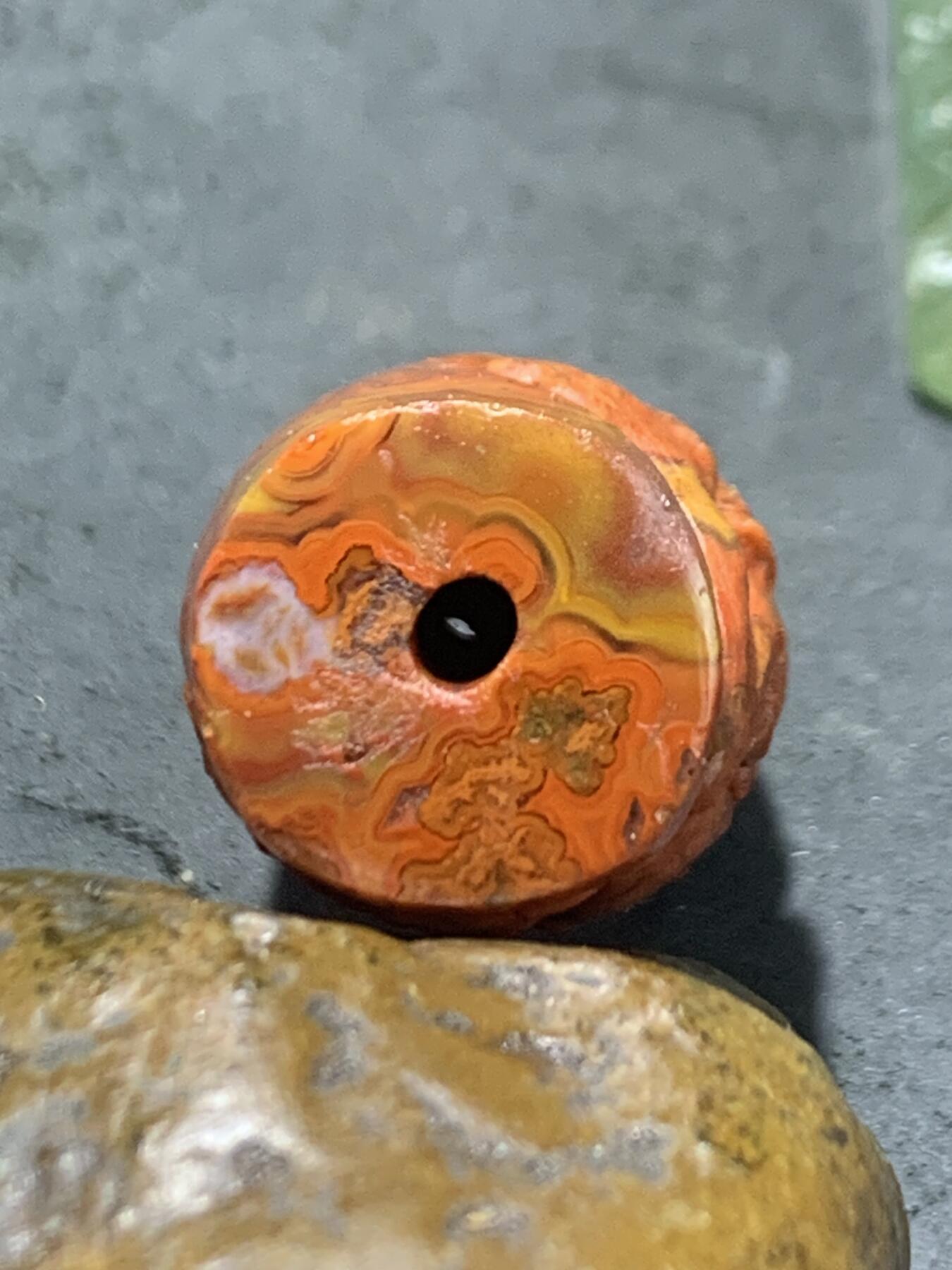 精美亚光草花纹战国红玛瑙手工雕刻富贵牡丹随形桶珠一个，