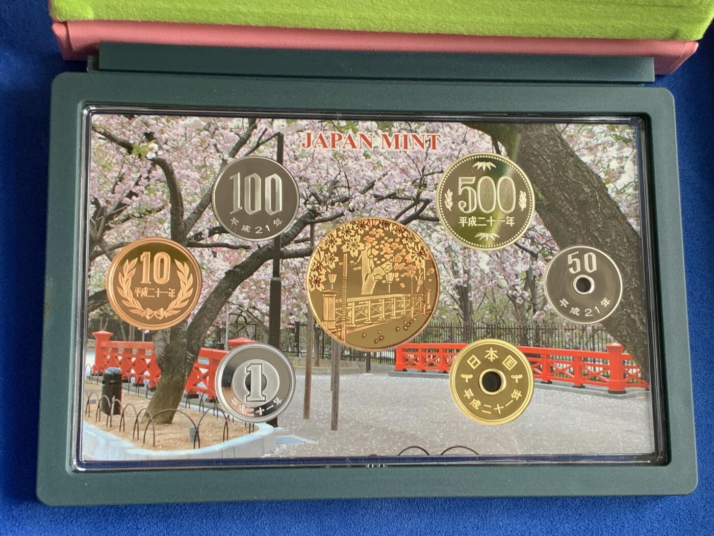 《竞宝斋》第276场- 周日，周一 2场连拍 （全场包邮） 日本2009年樱花平野抚子精致套币 含20克银章一枚 日本比较热门的精致套币 市场价三百多元