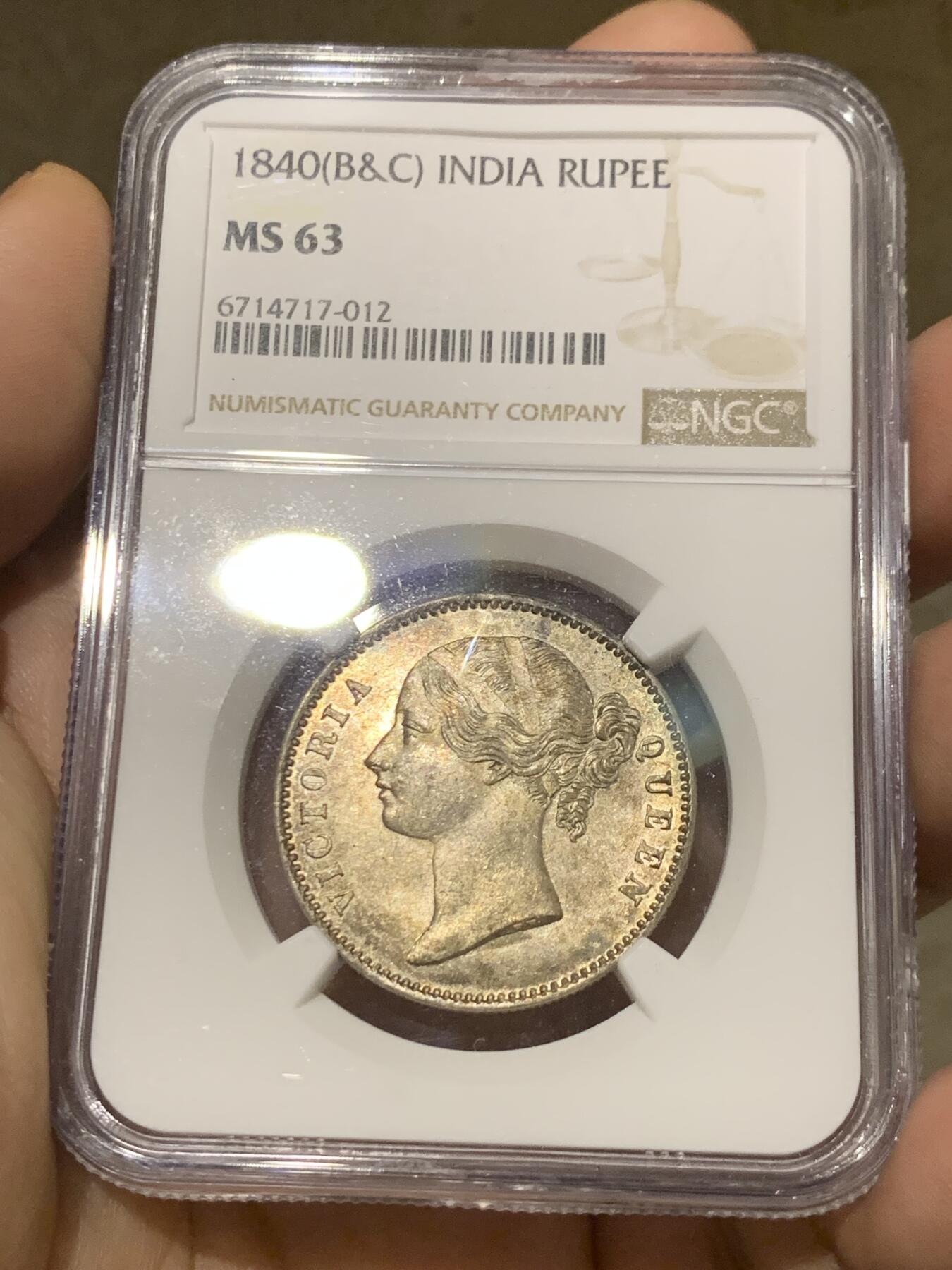 《竞宝斋》第276场- 周日，周一 2场连拍 （全场包邮） NGC MS63 英属东印度公司1840年维多利亚女王1卢比银币 孟买或者加尔各达制造。白币烂大街，彩浆百里挑一，黄赭包浆参杂一丝淡淡紫罗兰，兼具古朴与灵动。包浆币sbp成交价往往在240美金。