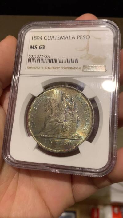 《竞宝斋》第276场- 周日，周一 2场连拍 （全场包邮） NGC MS63 危地马拉 1894年 1比索 银币 蓝绿包浆 高分好状态