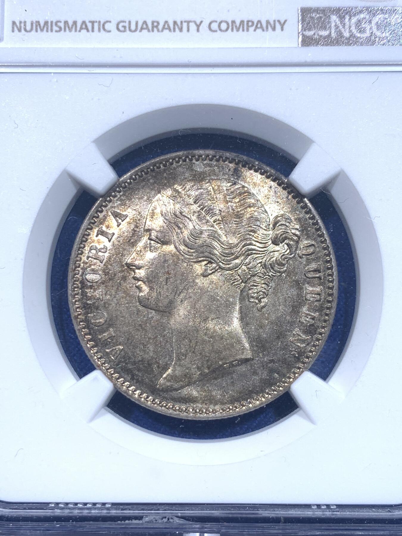 《竞宝斋》第276场- 周日，周一 2场连拍 （全场包邮） NGC MS63 英属东印度公司1840年维多利亚女王1卢比银币 孟买或者加尔各达制造。白币烂大街，彩浆百里挑一，黄赭包浆参杂一丝淡淡紫罗兰，兼具古朴与灵动。包浆币sbp成交价往往在240美金。