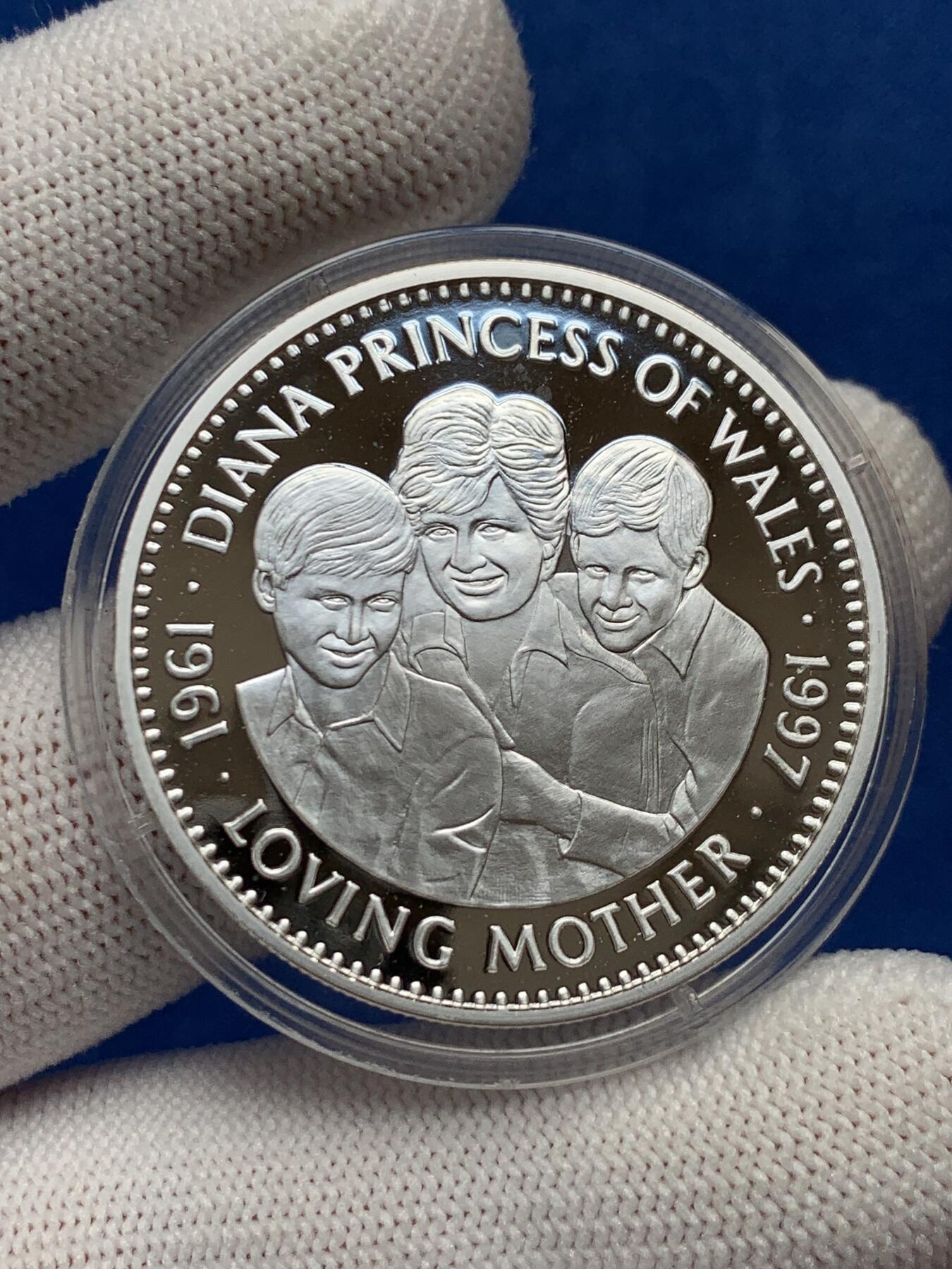 《竞宝斋》第276场- 周日，周一 2场连拍 （全场包邮） 利比里亚1997年20元精制银币