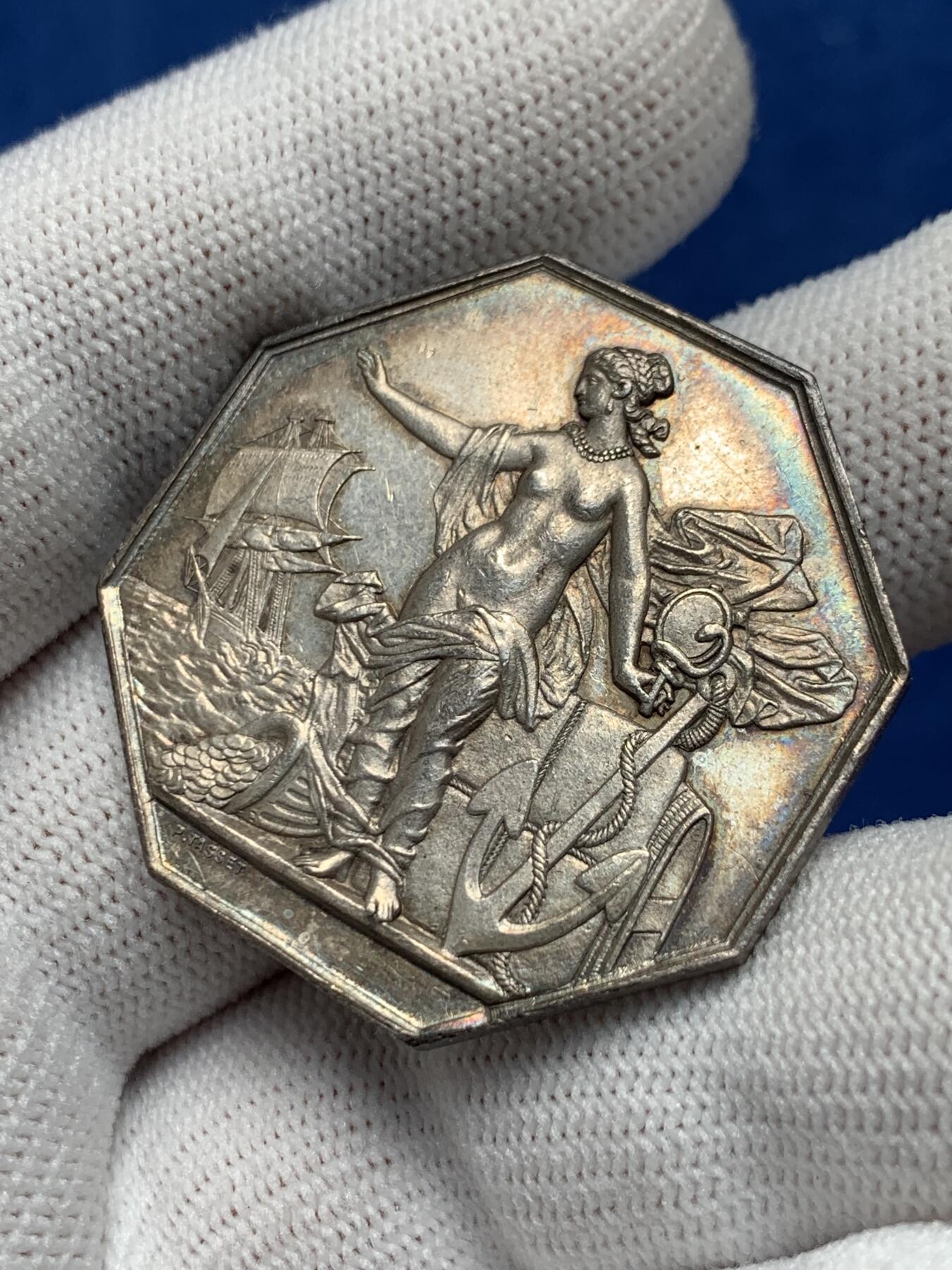 《竞宝斋》第276场- 周日，周一 2场连拍 （全场包邮） 法国1860-1879年先见之明保险公司八角银质代币 18.92g 36.2mm 蜜蜂边铭 霓虹五彩 漂亮