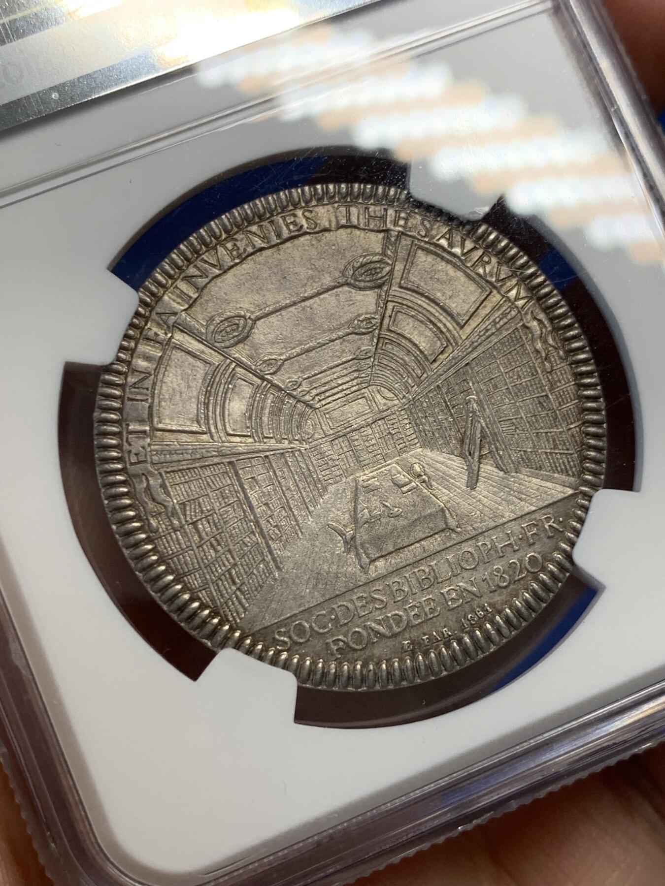 《竞宝斋》第276场- 周日，周一 2场连拍 （全场包邮） NGC MS62 1861年法国国家图书馆协会圆形银质代币 正面图书馆馆长 背面图书馆内景 细节满满 很漂亮