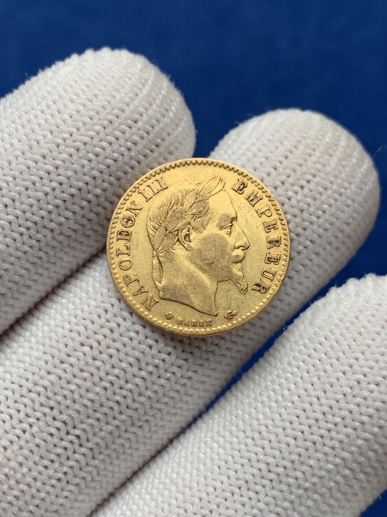 《竞宝斋》第276场- 周日，周一 2场连拍 （全场包邮） 法国 1866年拿破仑三世10法郎金币 桂冠版 BB厂 直径18.8mm 3.19g 90%金