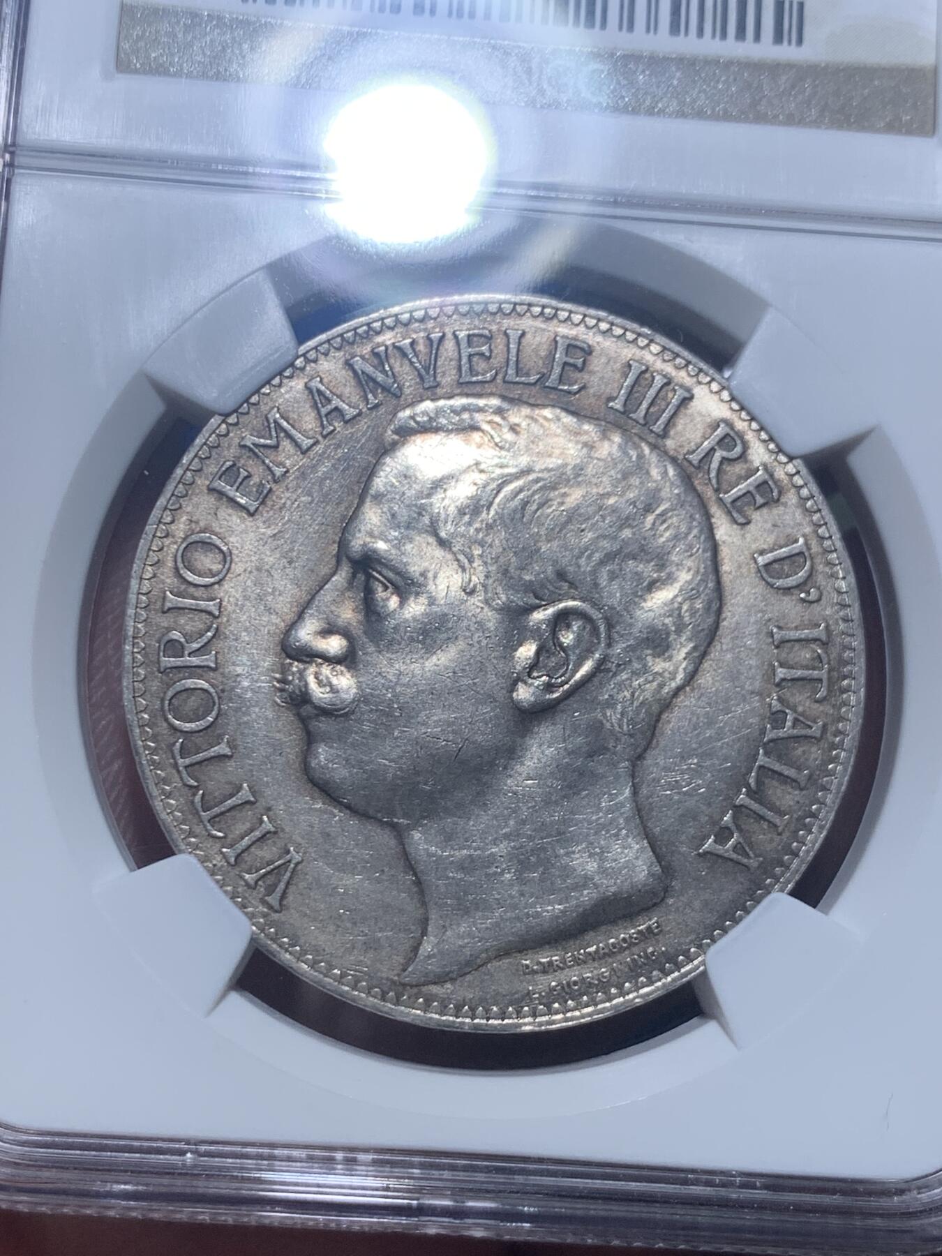 《竞宝斋》第276场- 周日，周一 2场连拍 （全场包邮） NGC AU58 意大利1911年建国5里拉 经典大托奶 光度很好 老盒状态不错 58的性价比极高