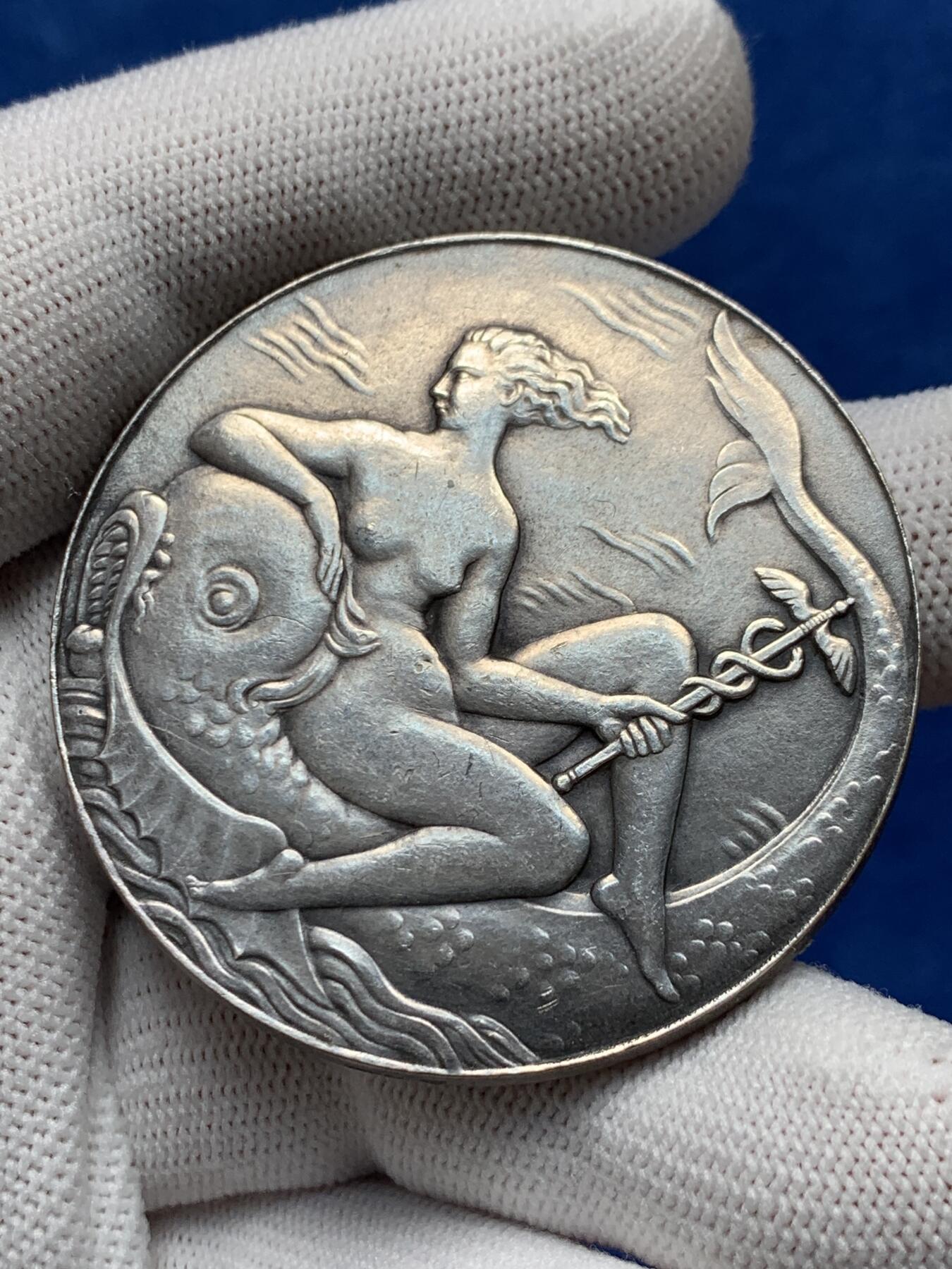 《竞宝斋》第276场- 周日，周一 2场连拍 （全场包邮） 法国 19世纪 人鱼镀银大铜章 54.8克 50.4mm 设计漂亮 手感无敌